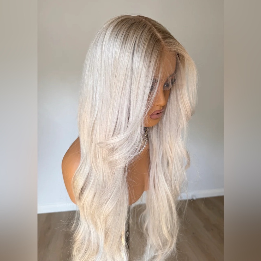 Luxurious light Blonde Wig - Picture 3 of 3